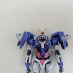 本体の上半身を近づけて写したもの。頭部と肩の装甲