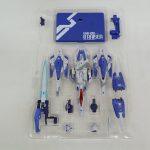 ブリスターに収まった武器や追加装甲の部品一式