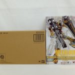 輸送箱と商品の外箱を並べて撮った写真。外箱には「METAL BUILD GUNDAM ASTRAY GOLD FRAME」の文字があります。
