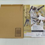 輸送箱の裏面と商品の外箱の裏面を並べて撮った写真。バーコードや注意書きがあります。
