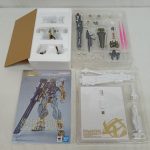 箱を開けた状態。透明トレイに入った付属品と白い台紙、取扱説明書が並んでいます。