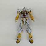 本体の全身を正面から撮った写真。金と白の機体です。