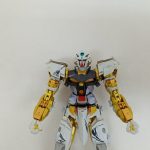 本体を正面から寄せて撮った写真。上半身と手に付いた部品が写っています。
