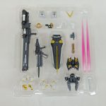 透明トレイに入った付属品を上から撮った写真。大型の武器、ピンク色の刃、小さな部品が並んでいます。