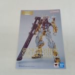 取扱説明書の表紙。機体の絵と「GUNDAM ASTRAY GOLD FRAME」の文字があります。