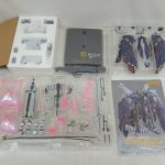 箱を開けた状態。透明トレイに入った本体とパーツ、台座、説明書が並んでいます。
