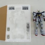 白い発泡スチロールのトレイと、本体を並べた写真。