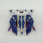 透明トレイに入った青いマント状の大型パーツ。