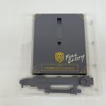 透明トレイに入った黒い板状のパーツと台座の支柱。板に「FULL CLOTH」の刻印があります。