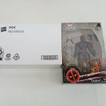 白い外側の箱と商品パッケージを並べたもの。白い箱のラベルに『SIOC』『F02105S10』の表示とバーコード