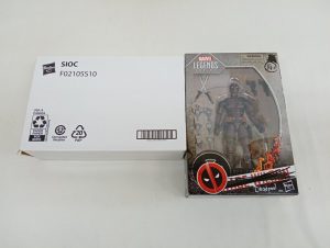 白い外側の箱と商品パッケージを並べたもの。白い箱のラベルに『SIOC』『F02105S10』の表示とバーコード