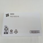 白い外側の箱の正面。『SIOC』『F02105S10』の表示と右側にバーコード