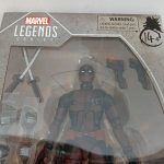 パッケージの窓を近づけて写したもの。フィギュア本体と刀や銃などの付属品