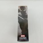 パッケージを立てて細い側面から写したもの。人物の絵と『MARVEL LEGENDS』の文字