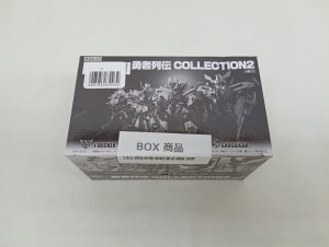 外箱を斜め前から。「勇者列伝 COLLECTION2」のロゴと、白い「BOX 商品」のラベル、バーコードが写っています。