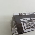 外箱を斜め上から。側面の「株式会社バンダイ」の表示とバーコードが写っています。