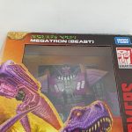 外箱正面の上部のアップ。「MEGATRON (BEAST)」の印字、タカラトミーとGENERATIONSのロゴ、窓の中の本体。