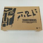 茶色い箱の上面。黒いスプレー風の模様と『TRANSFORMERS WAR FOR CYBERTRON TRILOGY』の文字