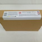 箱を斜め上から写したもの。白いラベルの面と茶色い上面