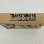 箱の角を斜めから写したもの。『TRANSFORMERS』の文字と黒い模様