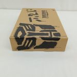 箱の上面を斜めから写したもの。黒いスプレー風の模様と文字