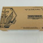茶色の外箱の上面。「TRANSFORMERS WAR FOR CYBERTRON」の文字と黒い線画が印刷されています。