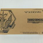 茶色の外箱の上面をもう一度撮った写真。文字と線画が写っています。