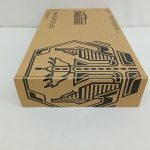 外箱を斜めから撮った写真。上面の線画と側面が写っています。