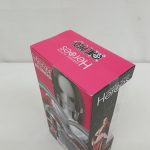 外箱を斜め上から写した写真。側面に商品名の表記があります。