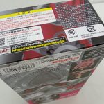 外箱の底面を斜めから写した写真。バーコードのラベルがあります。