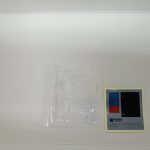 透明のブリスターと、小さなシールの台紙が並べて写っています。