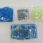 袋に入った青・灰色・黄緑のランナーが並べられています。
