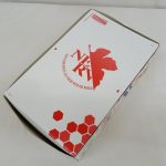 箱の白い面。赤いNERVのマークと六角形の模様が写っています。