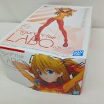 外箱を斜め上から。上面のキャラクターの顔のイラストと「Figure-rise LABO」の印字。