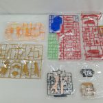 袋に入ったランナーが並べられた状態。肌色・赤・青・緑などの部品と小さな袋。