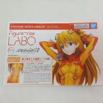 印刷された紙の面。「Figure-rise LABO」「SHIKINAMI ASUKA LANGLEY 式波・アスカ・ラングレー」の印字と作例のイラスト。