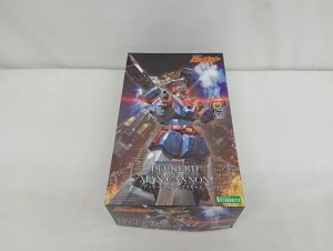 外箱を斜めから写したもの。『DECKERD & MAX CANNON』の文字と青い機体の絵