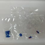 透明な袋に入った透明の部品のランナー