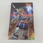 外箱の正面。作品名のロゴと『DECKERD & MAX CANNON』の文字、機体の絵