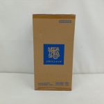 茶色の輸送箱の正面。青い「メガトレショップ」のロゴがあります。
