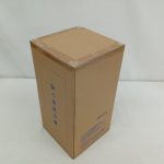 輸送箱を斜めから撮った写真。側面と上面が写っています。