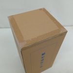 輸送箱を斜め上から撮った写真。上面の折り目とテープが写っています。