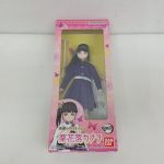 外箱の正面。ピンク色の箱の窓の中に、紫色の隊服を着た人形が入っています。