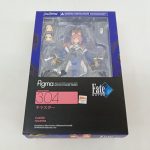 外箱の正面。透明窓の中にフィギュアと差し替え用の顔が並び、「figma 304 キャスター」の表記があります。