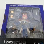 外箱の正面のアップ。窓の中の本体と差し替え用パーツ、「figma MAX FACTORY × MASAKI APSY ACTION FIGURE SERIES」の文字が写っています。
