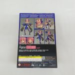 外箱の背面。フィギュアのポーズ写真が並び、「figma 304 キャスター」の表記があります。