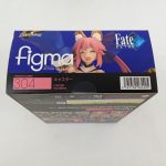 外箱の天面を斜めから。「figma 304 キャスター Fate/EXTRA」の表記とバーコードが写っています。