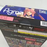 外箱の天面。「figma」のロゴ、キャラクターのイラスト、バーコードが印刷されています。