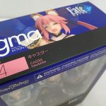 外箱の天面のアップ。「figma 304 CASTER Fate/EXTRA」の表記と注意書きが写っています。