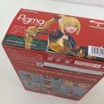 外箱を斜め上から。上面の印字とバーコード、背面の作例写真。